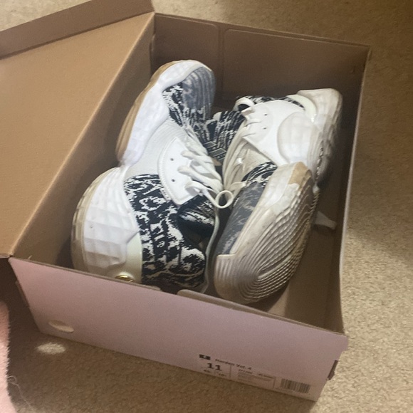Adidas Harden Vol. 4 Basketball Shoes White and Black. Men’s Size 11 - Picture 8 of 8